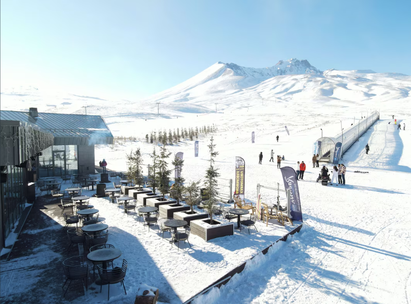 EĞLENCEYE KAR KARIŞTI !